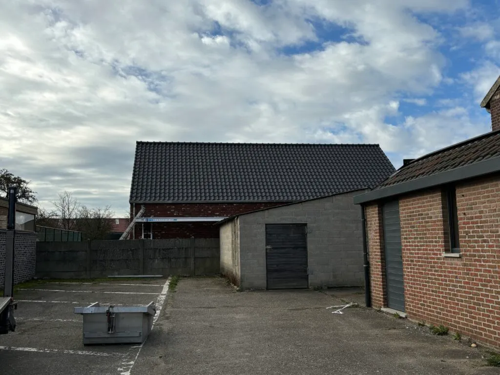 Realisatie nieuwbouw-garage-paardenstal-met-ovh-satijnzwart-pannen-te-borgloon - foto 2